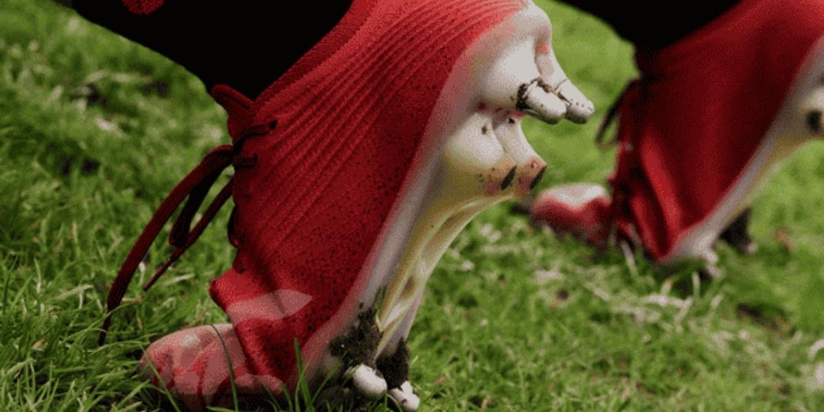 Chaussures de rugby à crampons sur un terrain, guide pour choisir le bon modèle